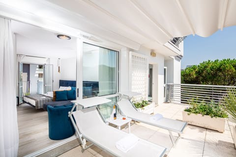 Minibar, in-room safe, desk, free WiFi