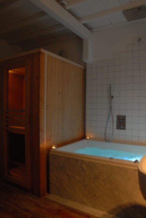 Romantic Suite, Hot Tub, Park View (Sauna) | Room amenity