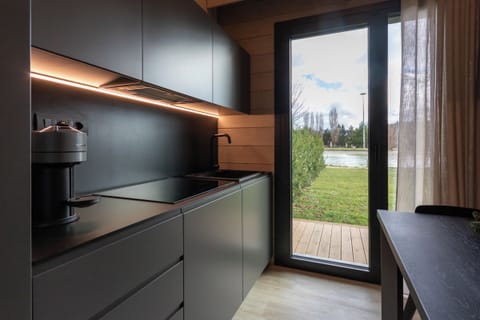 Superior Chalet, Lake View