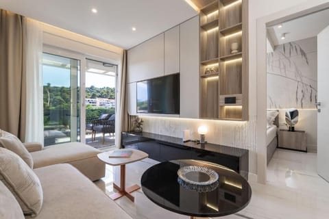 80-cm Smart TV with cable channels