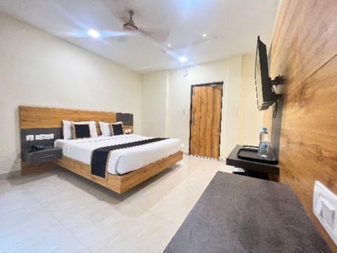 Superior Room | Desk, laptop workspace, iron/ironing board, free WiFi