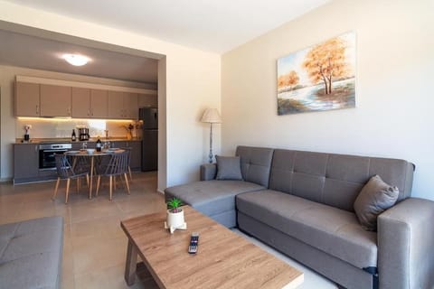 Deluxe Double Room, Patio, City View | Living area