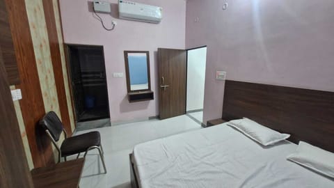 Deluxe Room | Rollaway beds, free WiFi, bed sheets