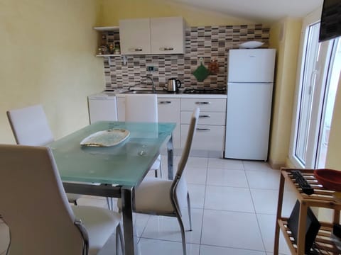 Comfort Apartment, Patio, Hill View | Living area