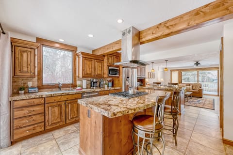 Condo, 3 Bedrooms | Private kitchen | Fridge, oven, coffee/tea maker, toaster