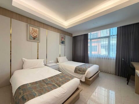Deluxe Twin Room | Desk, laptop workspace, blackout drapes, free WiFi
