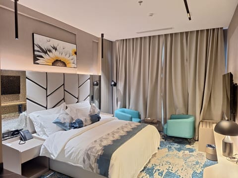 Superior Single Room | Blackout drapes, soundproofing, iron/ironing board, WiFi (free)
