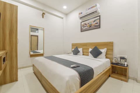 Deluxe Double Room, City View | Hypo-allergenic bedding, blackout drapes, soundproofing