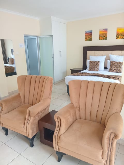 Deluxe Studio Suite, Courtyard View | Iron/ironing board, free WiFi