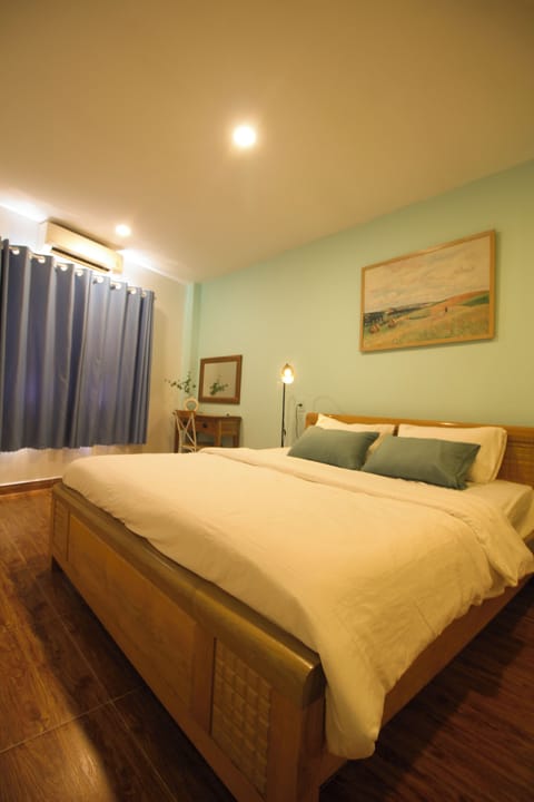 Basic Double or Twin Room | Desk