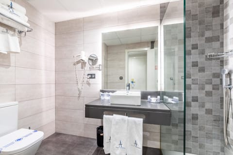 Superior Triple Room, City View | Bathroom | Free toiletries, hair dryer, bidet, towels