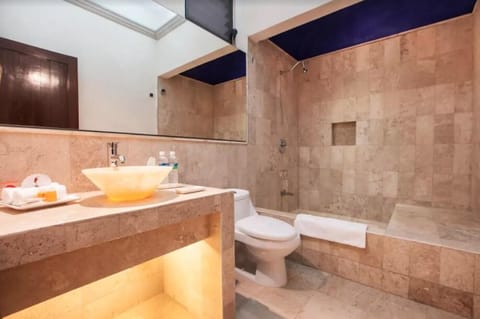 Suite (Laelia) | Bathroom | Combined shower/tub, deep soaking tub, free toiletries, towels