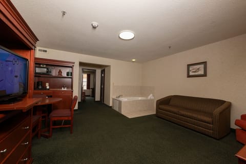 Family Suite | Living area | 32-inch flat-screen TV with cable channels, TV