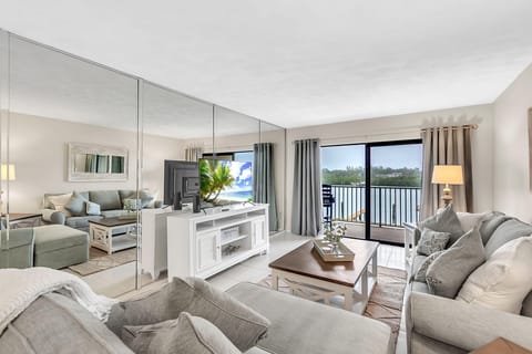 Condo, Multiple Beds (Bayshore Yacht & Tennis 211 - Premier) | Living area