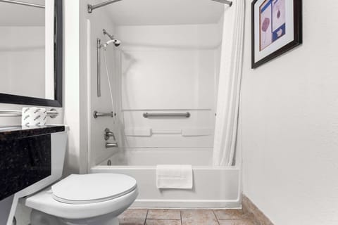 Combined shower/tub, free toiletries, hair dryer, towels