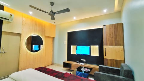 Luxury Room | Desk, laptop workspace, WiFi (free)