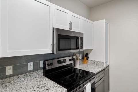 Luxury Studio, 1 Double Bed, Pets Allowed | Private kitchen