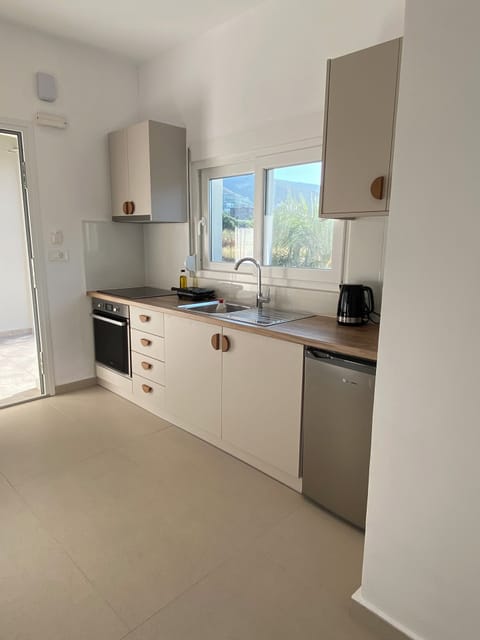 Comfort Apartment | Private kitchen | Fridge, oven, stovetop, coffee/tea maker