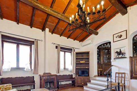 Classic Studio, Patio, Garden View | Living area | 24-inch flat-screen TV with digital channels, fireplace