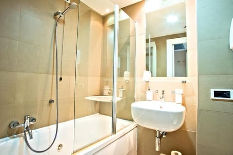 Shower, free toiletries, hair dryer, bidet