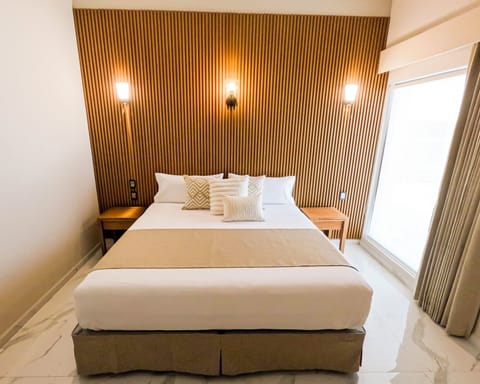Executive Suite | Desk, laptop workspace, free WiFi, bed sheets