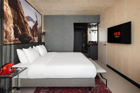 Suite | In-room safe, desk, free cribs/infant beds, bed sheets