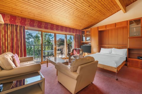 In-room safe, iron/ironing board, bed sheets