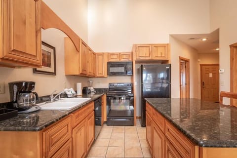 Condo, 2 Bedrooms, Balcony, Mountain View | Private kitchen