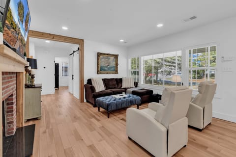 Family House, 4 Bedrooms, Garden View | Living room | 55-inch Smart TV with digital channels