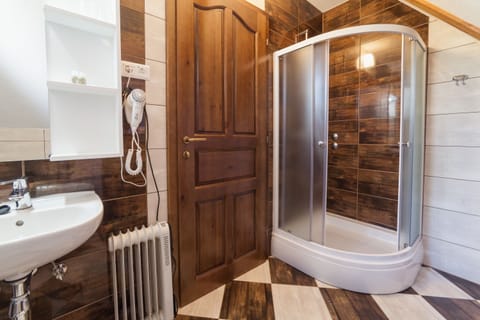 Deluxe Double Room, Mountain View | Bathroom | Shower, designer toiletries, towels