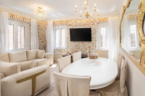 Deluxe Apartment, City View | Dining