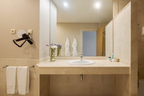 Superior Room, Sea View | Bathroom | Eco-friendly toiletries, towels