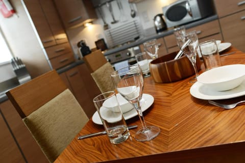 Full-size fridge, microwave, oven, stovetop