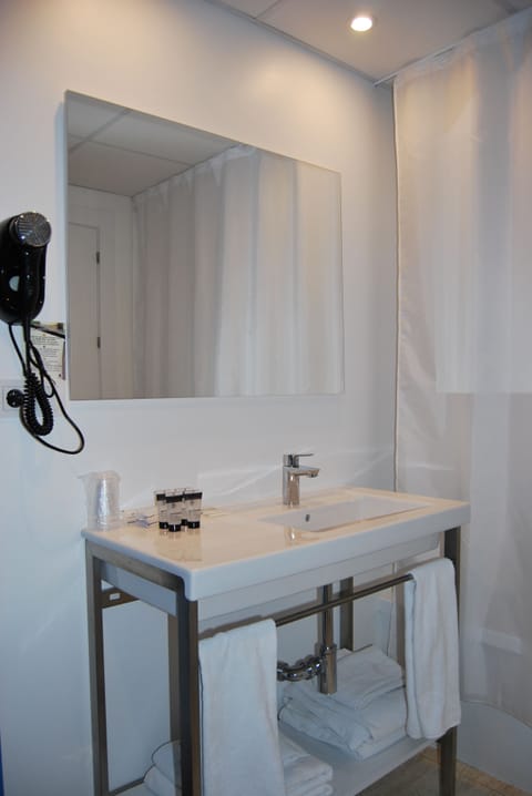 Standard Double Room | Bathroom | Free toiletries, towels, soap, shampoo