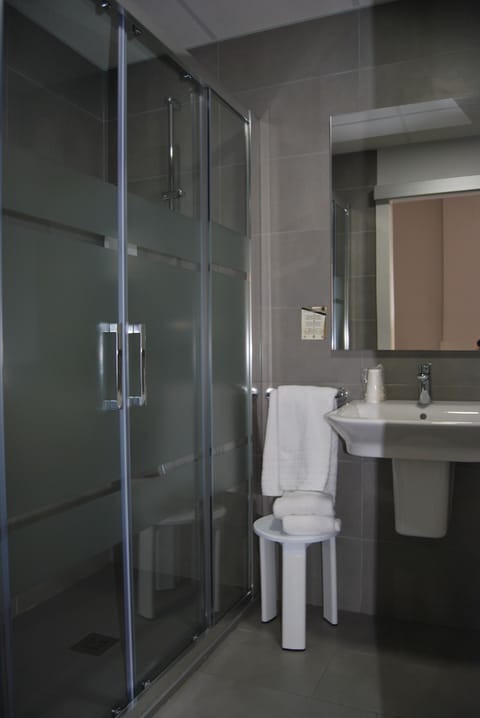 Quadruple Room | Bathroom | Free toiletries, towels, soap, shampoo