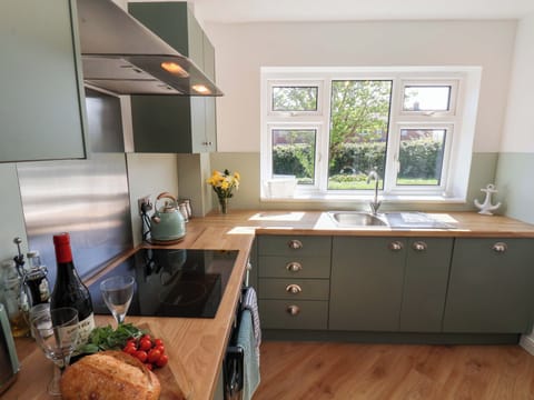 Cottage | Private kitchen | Cookware/dishes/utensils