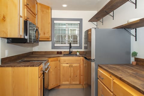 Cabin (Coachman) | Private kitchen | Fridge, microwave, electric kettle