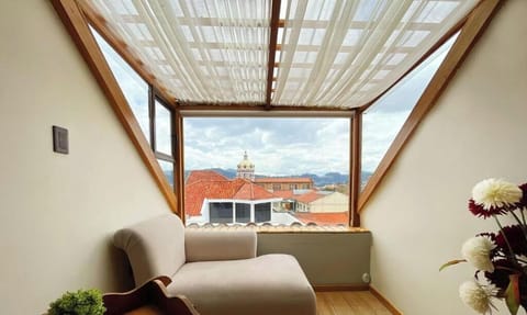 Deluxe Studio Suite, 1 King Bed, Kitchen, City View | Interior