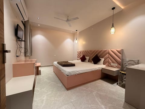 Economy Double Room | In-room safe, desk, laptop workspace, blackout drapes