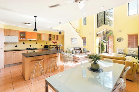 House, 4 Bedrooms, Balcony | Living area