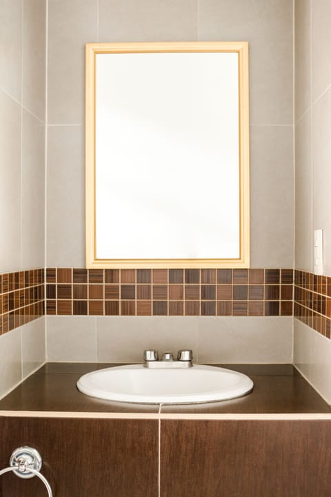 Standard Room, Two Beds | Bathroom sink