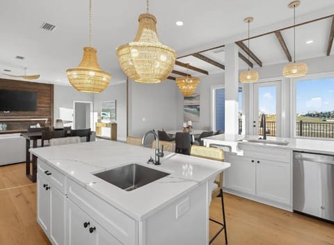 House, Multiple Beds (Salt Water Heals Everything) | Private kitchen
