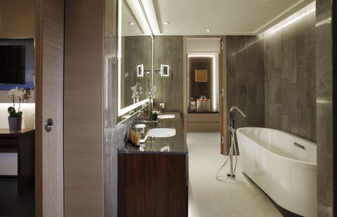 Premier Suite | Bathroom | Free toiletries, hair dryer, bathrobes, slippers