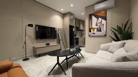 Apartment, 1 Bedroom, Accessible, Smoking | Living room