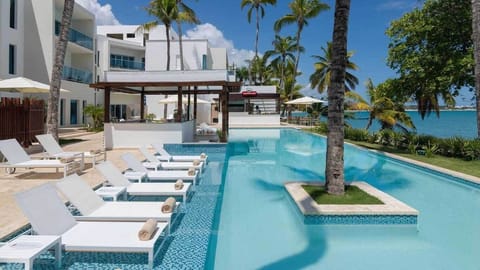 2 outdoor pools, free cabanas, sun loungers