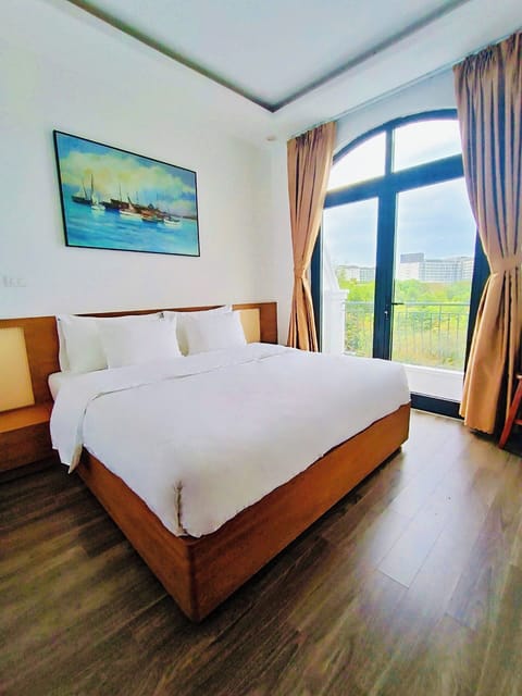 Superior Double Room, 1 King Bed, Balcony, Garden View | Select Comfort beds, desk, laptop workspace, free WiFi