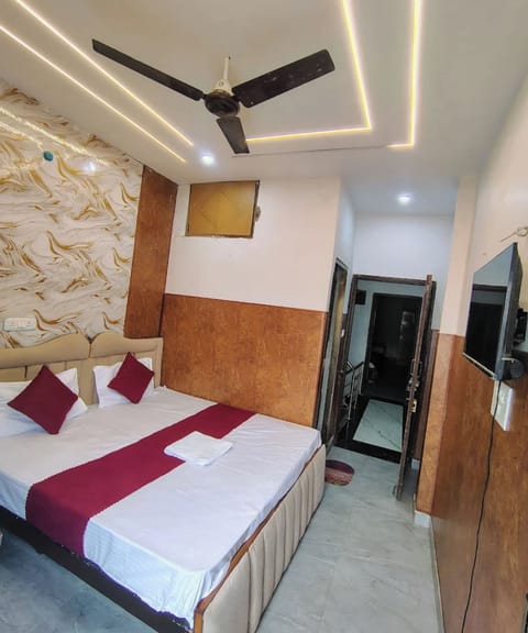 Deluxe Double Room, Air conditioning | Hypo-allergenic bedding, desk, soundproofing, free WiFi