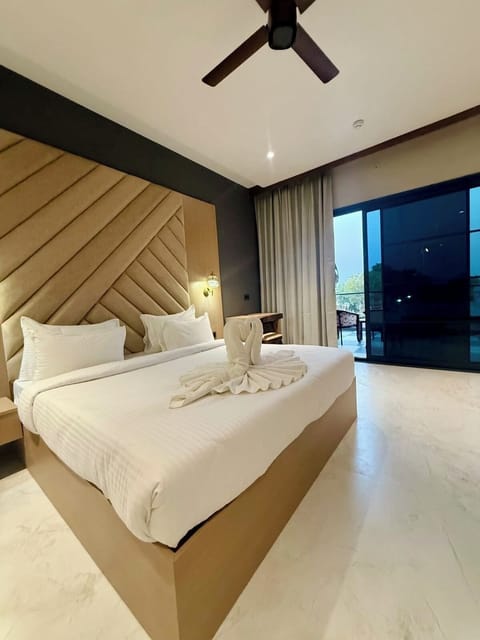 Junior Suite, Bathtub | Desk, laptop workspace, WiFi (free)