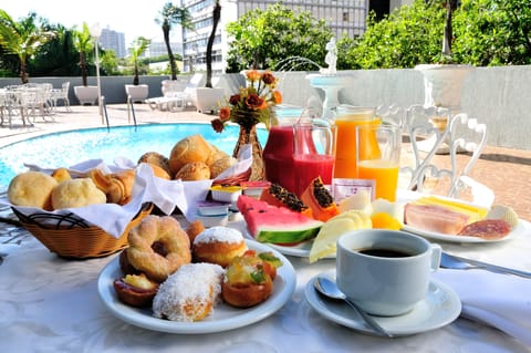 2 restaurants; breakfast, lunch, and dinner served