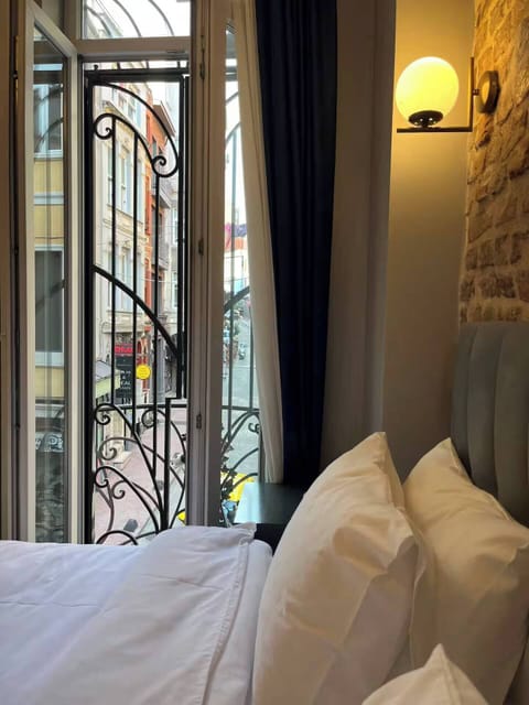 Classic Room | Desk, laptop workspace, free WiFi